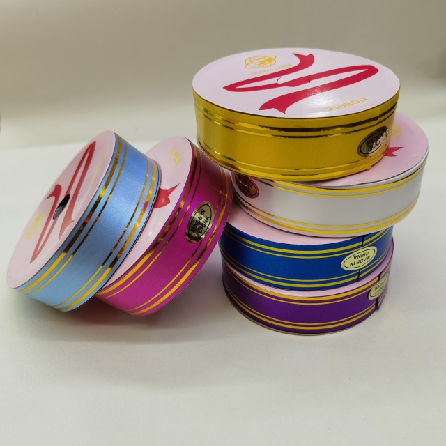 Rubans &agrave; bords dor&eacute;s de Chine avec coupe pr&eacute;cise des bords dor&eacute;s pour les emballages de luxe et les occasions sp&eacute;ciales.